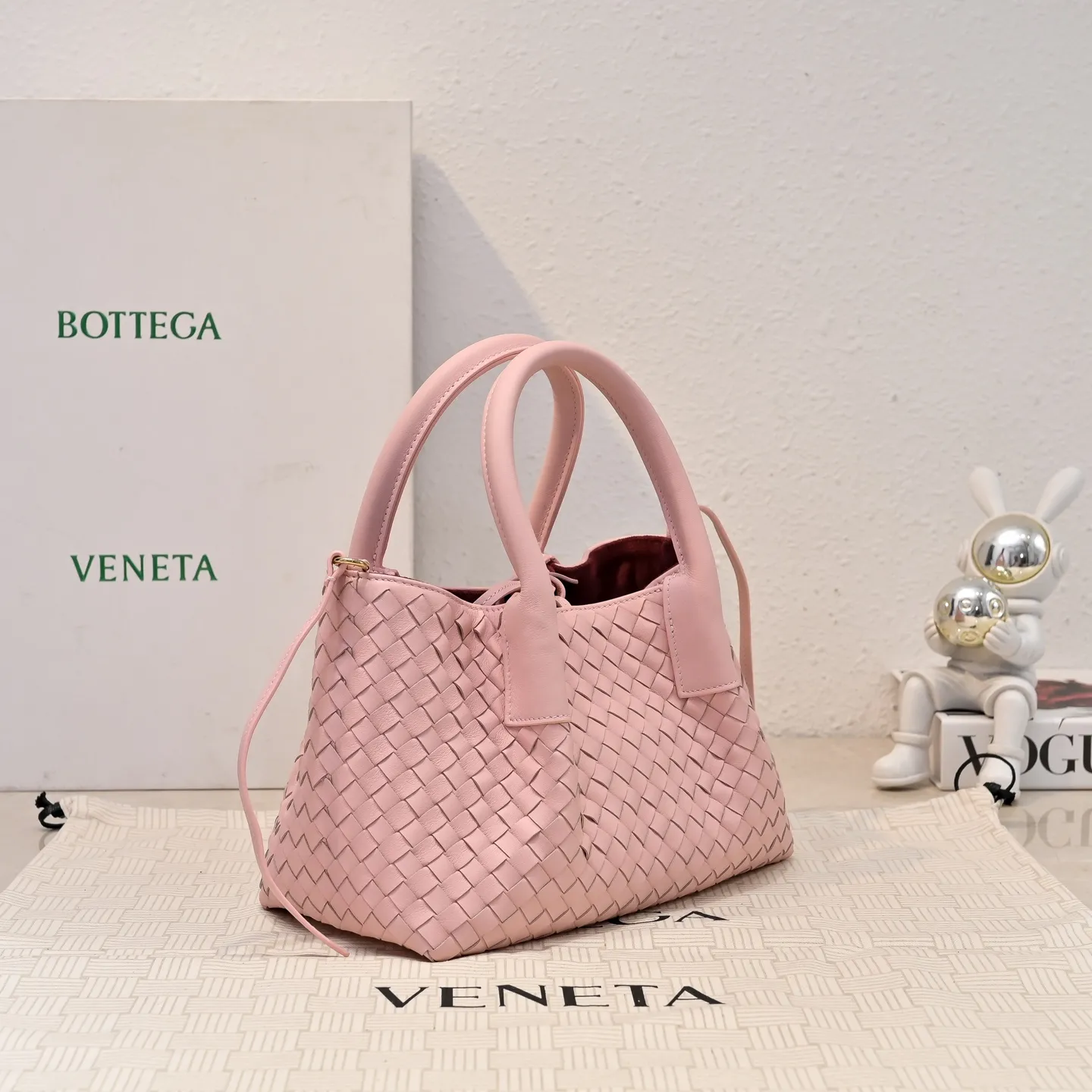 Batch 1760 BOTTEGA VENETA 2025 new product pinacoteca has super soft leather, and the weaving function, practicality and relaxed fashion sense have not fallen behind❤️‍🔥Amway has given sisters a must-have bag when going out. The size of the bag also accurately meets the commuting needs of urban beauties. It can accommodate mobile phones, keys, lipstick, powder, sunscreen, shopping bags...all of it! ! ! 🔥The capacity should not be underestimated~ It does not choose people, clothes, or occasions. With its majestic curved outline, exquisite woven texture, delicate edges and rounded handles, this woven vegetable basket bag truly achieves the goal of "dressing up and being fashionable without getting in the way"~ Are you interested in Jimei? Style number: 9004 Size: 24*15*12cm